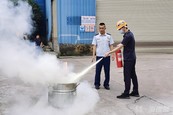 泰豪·海德馨2021年綜合應(yīng)急演練-學(xué)習(xí)使用消防器材.jpg